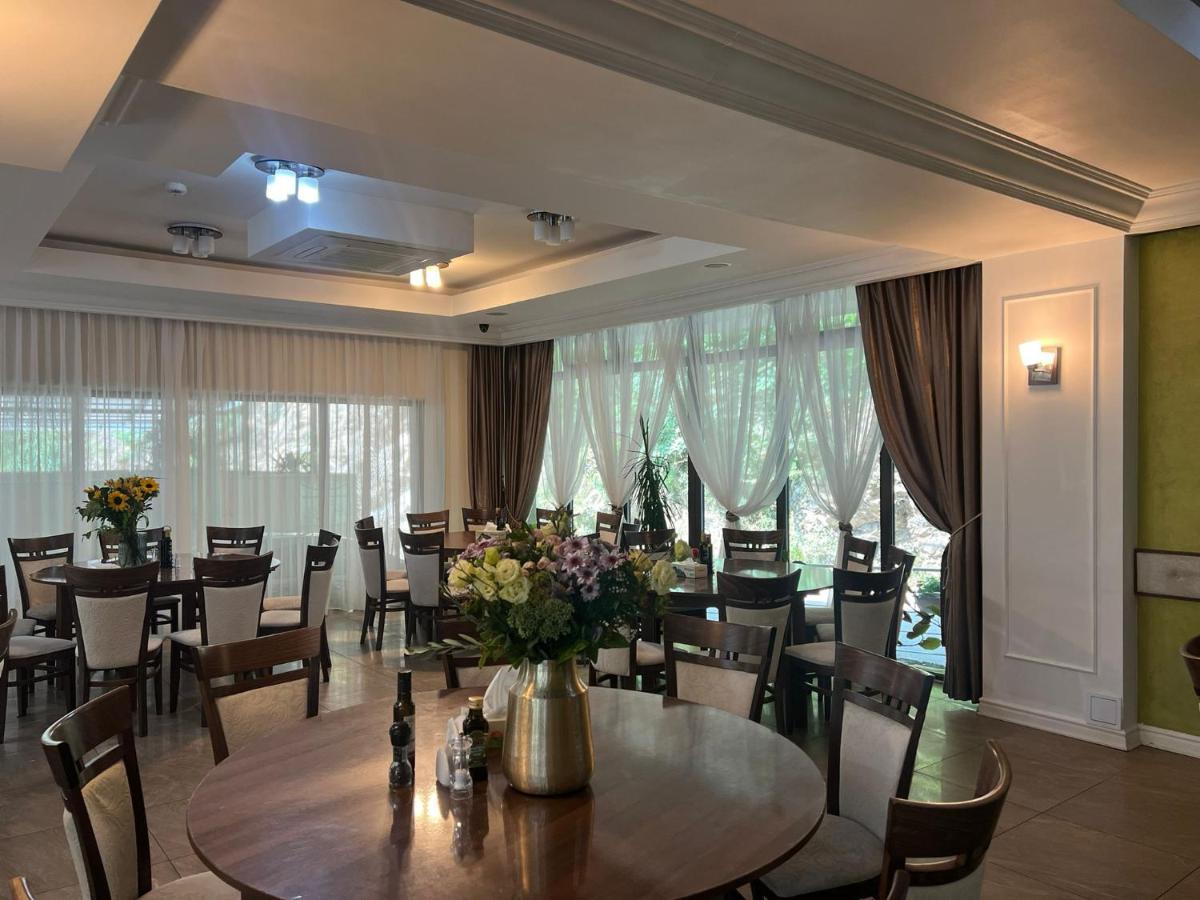Hotel Holiday Maria Бэиле-Еркулане Экстерьер фото