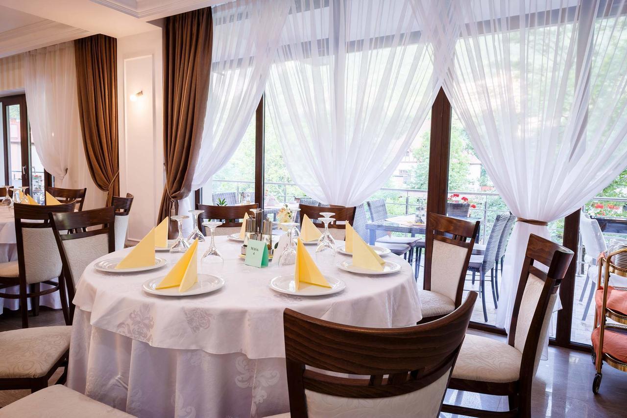 Hotel Holiday Maria Бэиле-Еркулане Экстерьер фото